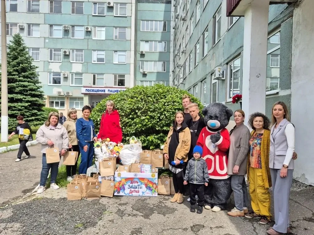 Юных пациентов онкодиспансера поздравили с Днём защиты детей